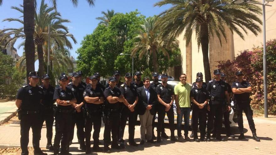 Presentación, ayer, de la Unidad Nocturna ante la comisaría policial, en el parque municipal.