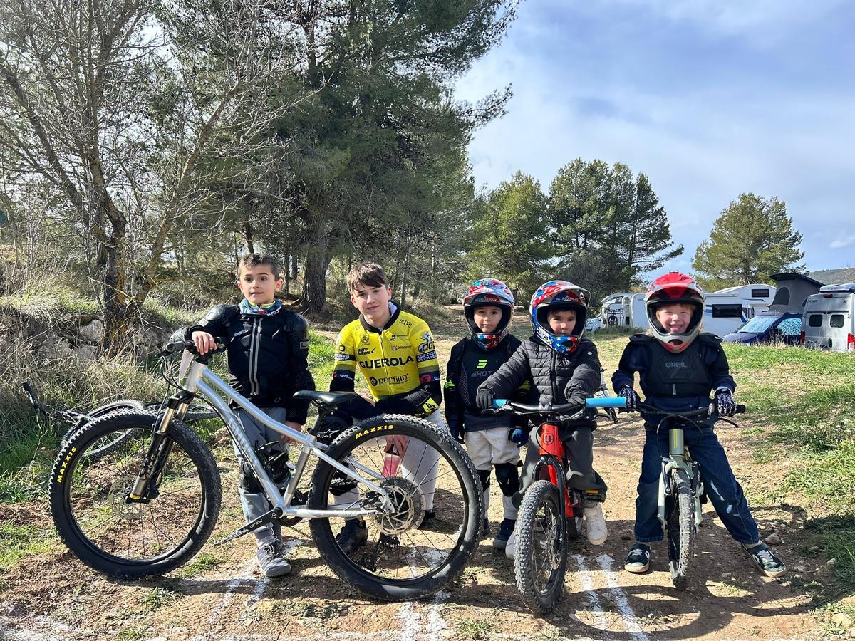 Corredores de la Escola de Ciclisme d'Ontinyent en la prueba de enduro en Alcoi.
