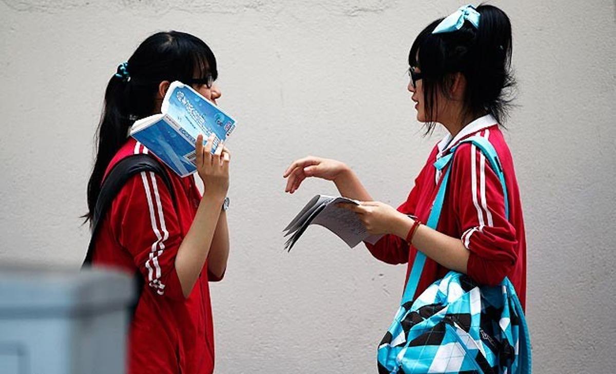 Unes estudiants abans d’iniciar la selectivitat xinesa o ’gaokao’.