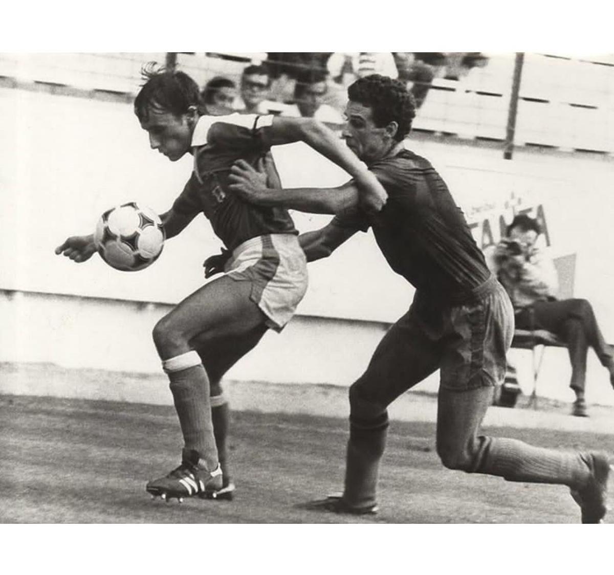 Arias protege el balón ante Julio Alberto, en un amistoso frente al Barcelona.