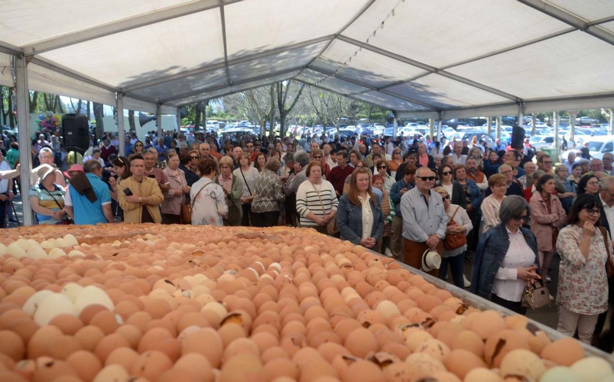 El bollo de los 6.000 huevos durante la misa, en Vilanoviña (Meis).   | //  NOÉ PARGA