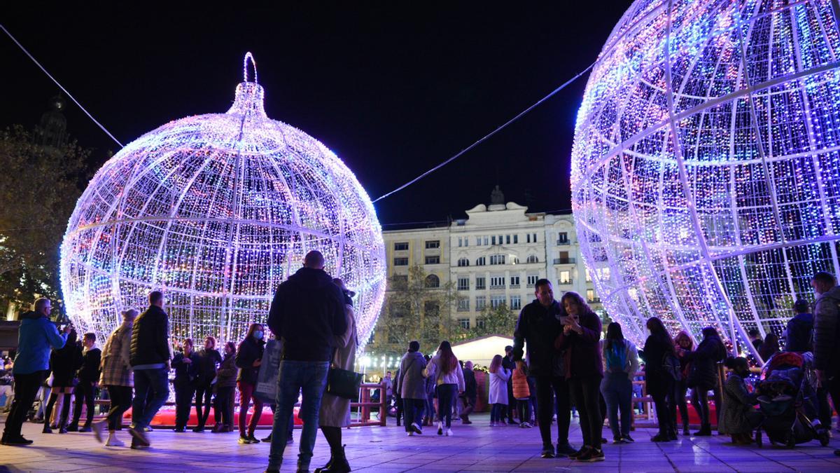 Un grupo de personas asiste al acto de encendido de la iluminación navideña de la plaza del Ayuntamiento, a 29 de noviembre de 2021, en Valencia