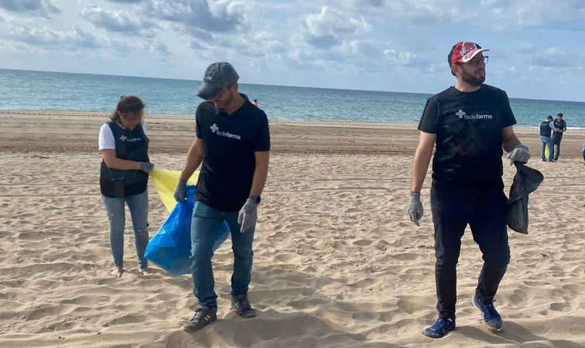 Una operació de recollida de «basularesa» neteja 13 kg de residus estivals a les platges de Gavà Una operació de recollida de «basularesa» neteja 13 kg de residus estivals a les platges de Gavà