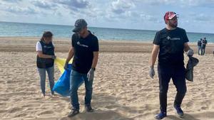 Una operació de recollida de «basularesa» neteja 13 kg de residus estivals a les platges de Gavà