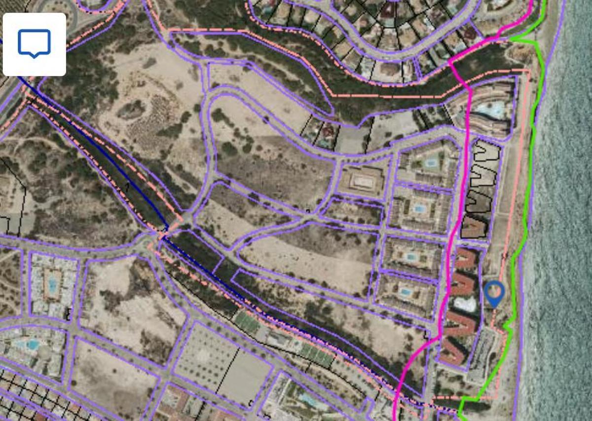 Ámbito de las Mil Palmeras oriolanas entre las ramblas de Barranco Rubio, al norte,y la cañada de Matamoros, al sur. En la imagen figura la huella de los edificios derribados. La linea rosa es el deslinde de servidumbre de protección que en esta zona tiene 100 metros de ancho