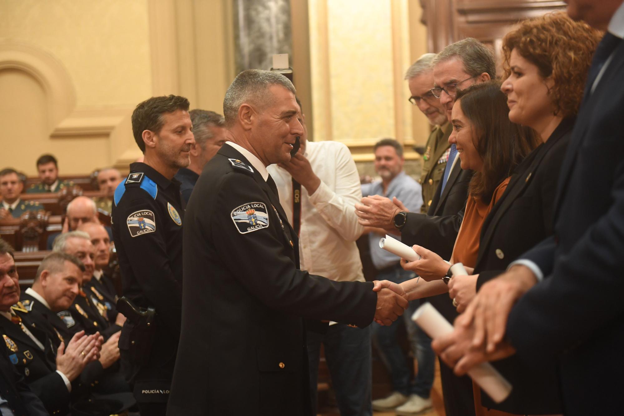 Homenaje a los policías locales de A Coruña que llevan 20 años en el cuerpo