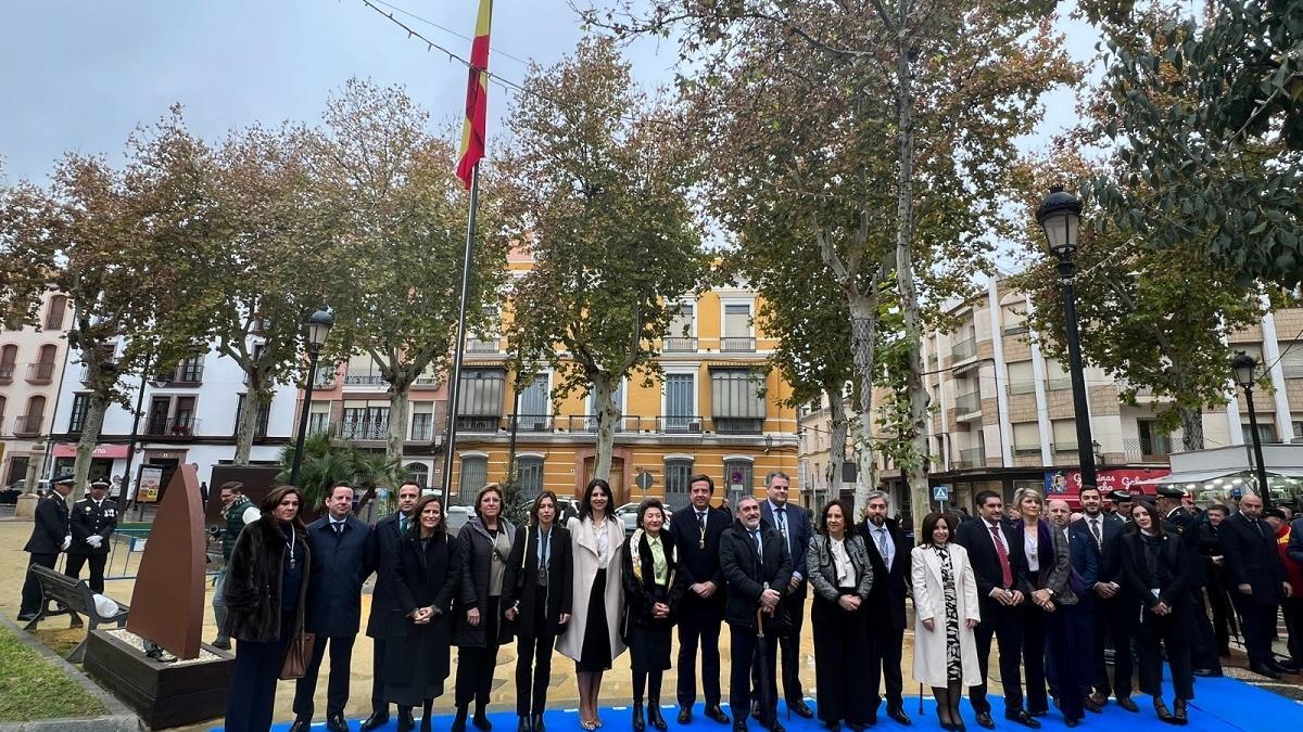 Autoridades municipales en el izado de la bandera de España en Lucena