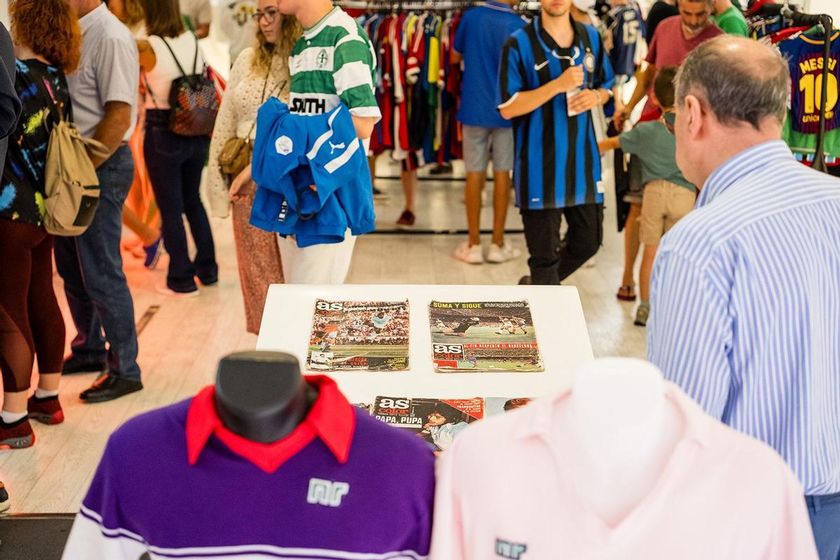 El ‘boom’ de las camisetas de fútbol ‘vintage’ llega a la calle Real