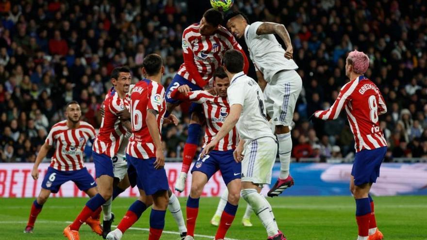 El Atlético busca el &#039;sorpasso&#039; al Real Madrid por fútbol, dinero y morbo