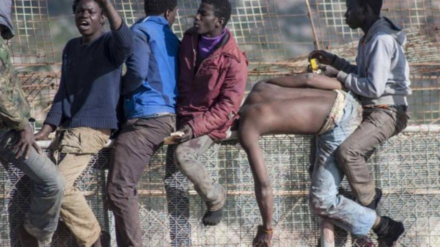 Una veintena de inmigrantes encaramados a la valla en Melilla