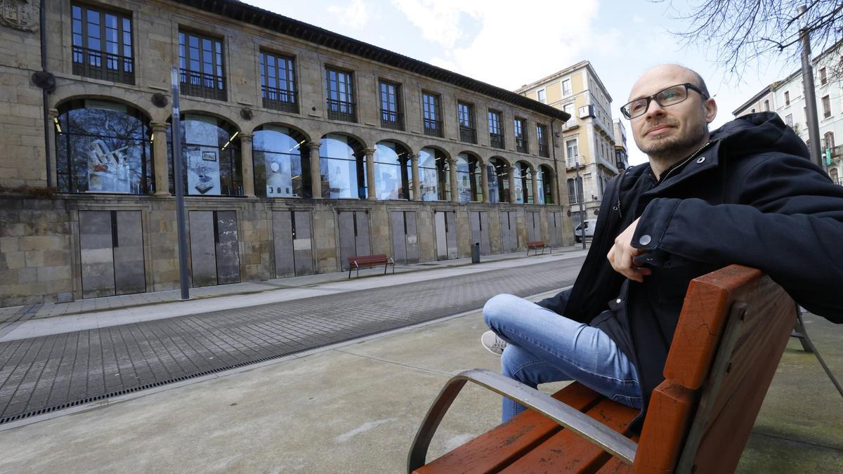 Alvaro Álvarez con "Negroimpar" en los ventanales de la Escuela.