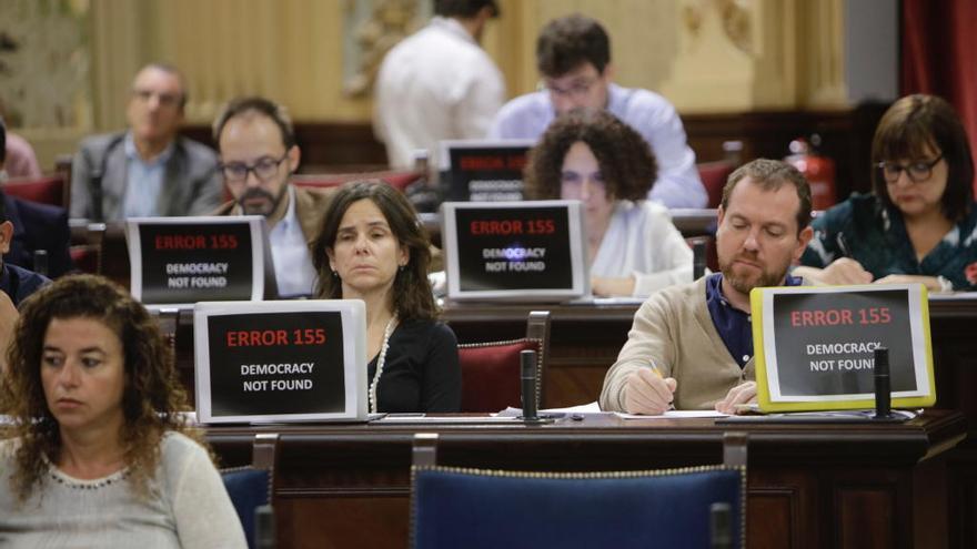 Més y Podemos protestan en el Parlament por la aplicación del artículo 155 en Cataluña