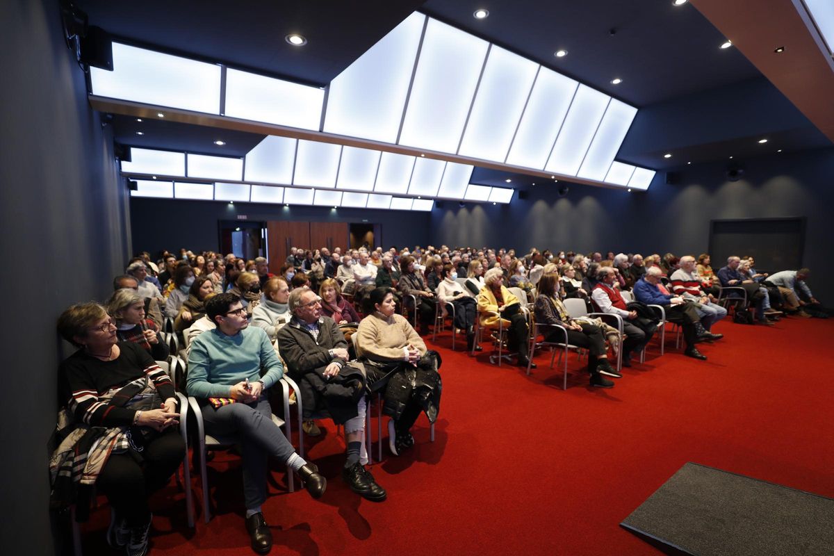 El público que llenó ayer el Club Prensa Asturiana.