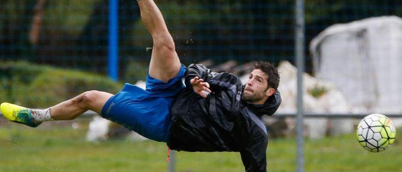 Héctor Verdés, durante el entrenamiento del lunes en El Requexón.