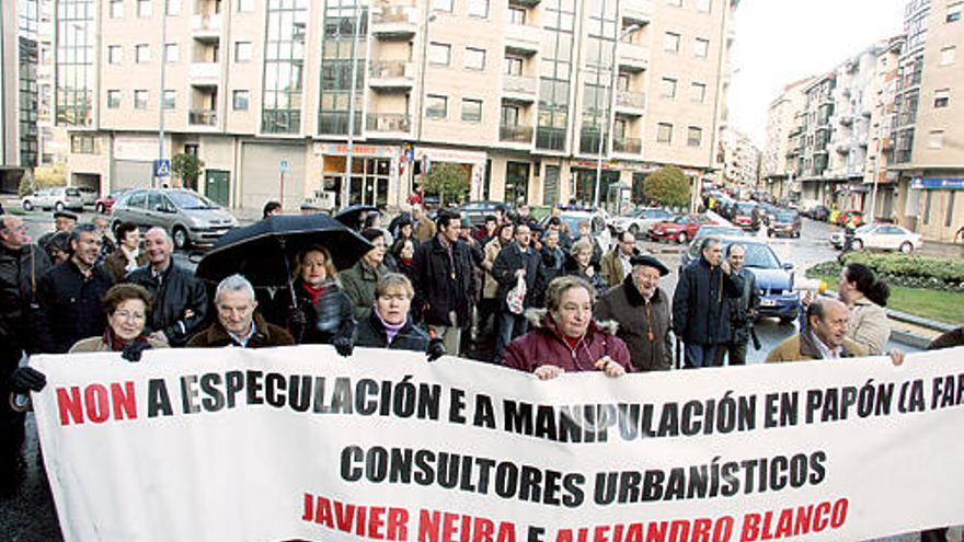 Manifestación de los vecinos afectados, ayer en Mariñamansa.  // Iñaki Osorio