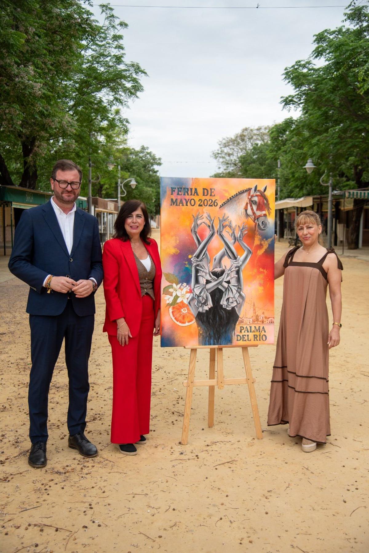 Antonio Martín, Matilde Esteo y María José Luque en la presentación del cartel de la feria de Palma del Río.
