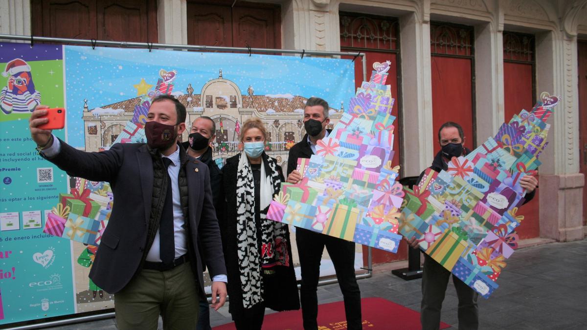 Francisco Morales se hace un selfie con Iván Bastida, María López, Antonio Martínez y Regino García en el photocall de Corredera.