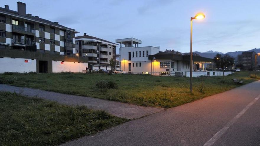 La zona próxima al terreno donde se pretendía ubicar el nuevo aparcamiento en Pola de Laviana.