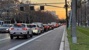 El único carril central de entrada a Francesc Macià, medio kilómetro de atasco