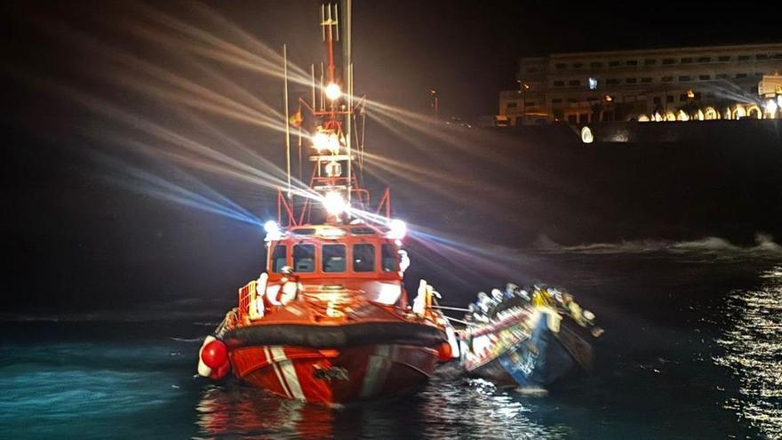 A la deriva y sin motor: el angustioso rescate de Salvamento Marítimo a un cayuco con 125 personas frente a El Hierro