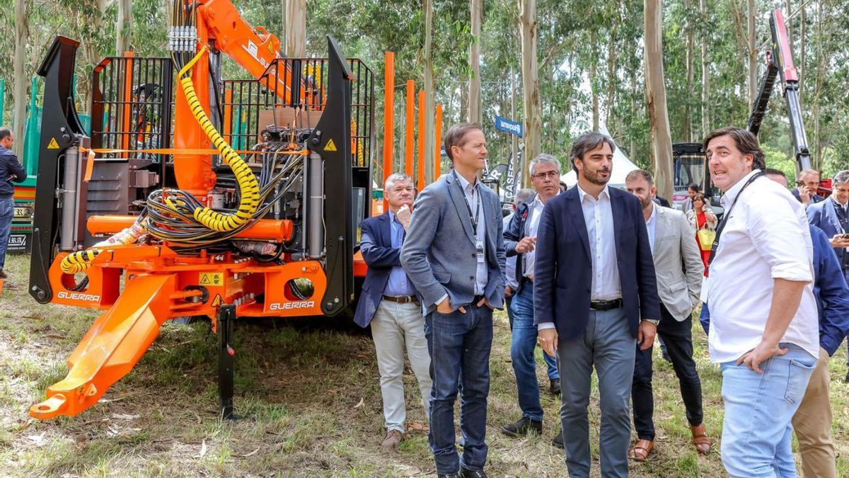 Diego Calvo y Ricardo Durán, 
durante la visita a los
 expositores de Galiforest.