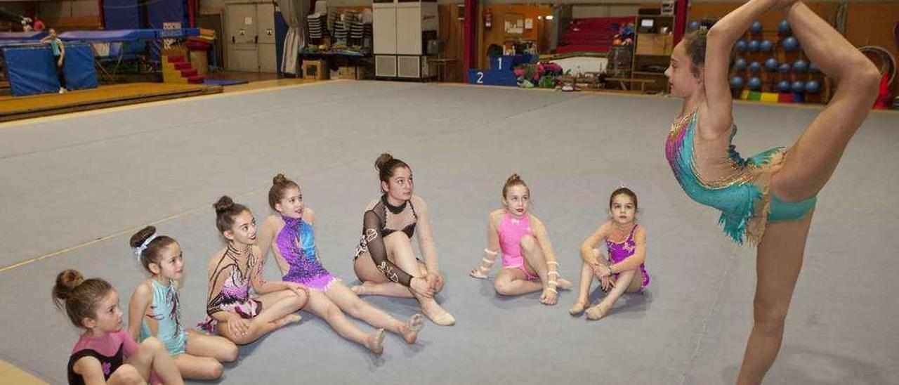 Las gimnastas del equipo langreano, en un entrenamiento.