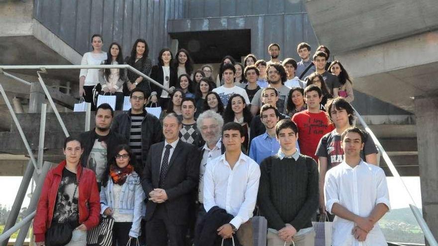 Salustiano Mato (izqda.) e Ignacio Barcia (dcha.), en el centro, entre los estudiantes premiados.  // Duvi