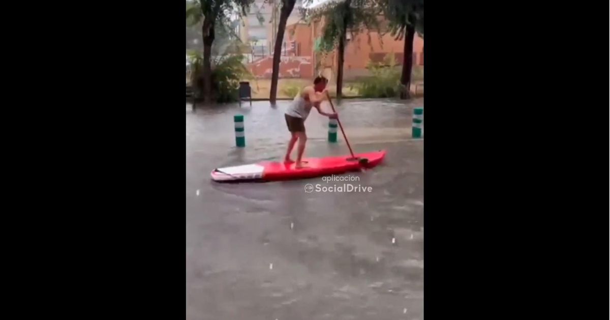 Un veí fa pàdel surf pels carrers de Torredembarra | Vídeo