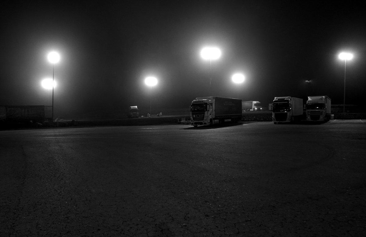Los camiones cruzan de noche en solitario la España perimetrada por culpa del covid.