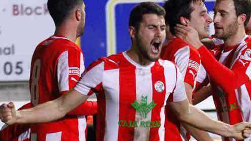 Gavilán celebra un gol de su compañero Arkaitz.