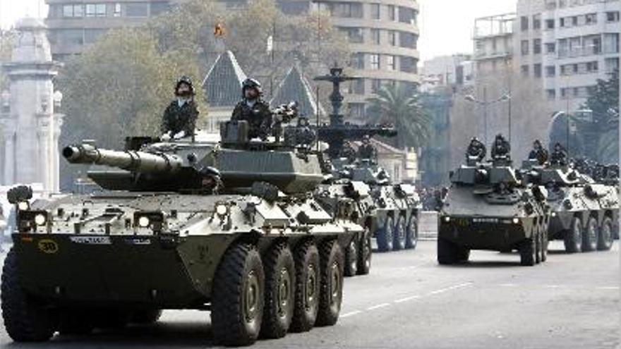 Carros blindados del ejército circulan por la Alameda de Valencia.