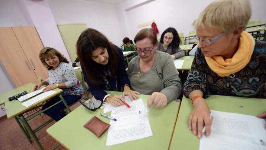 Marlene Campos, profesora de inglés, con alumnas de segundo curso de básico en un aula de la escuela de idiomas de Mieres.