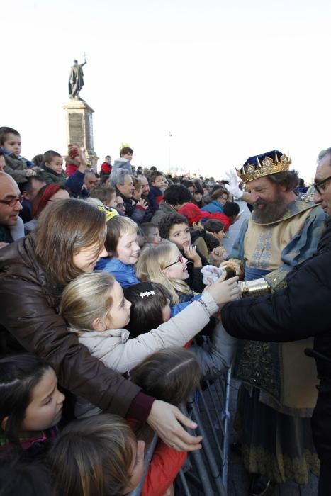 Una multitud recibe a los Reyes Magos en Gijón.