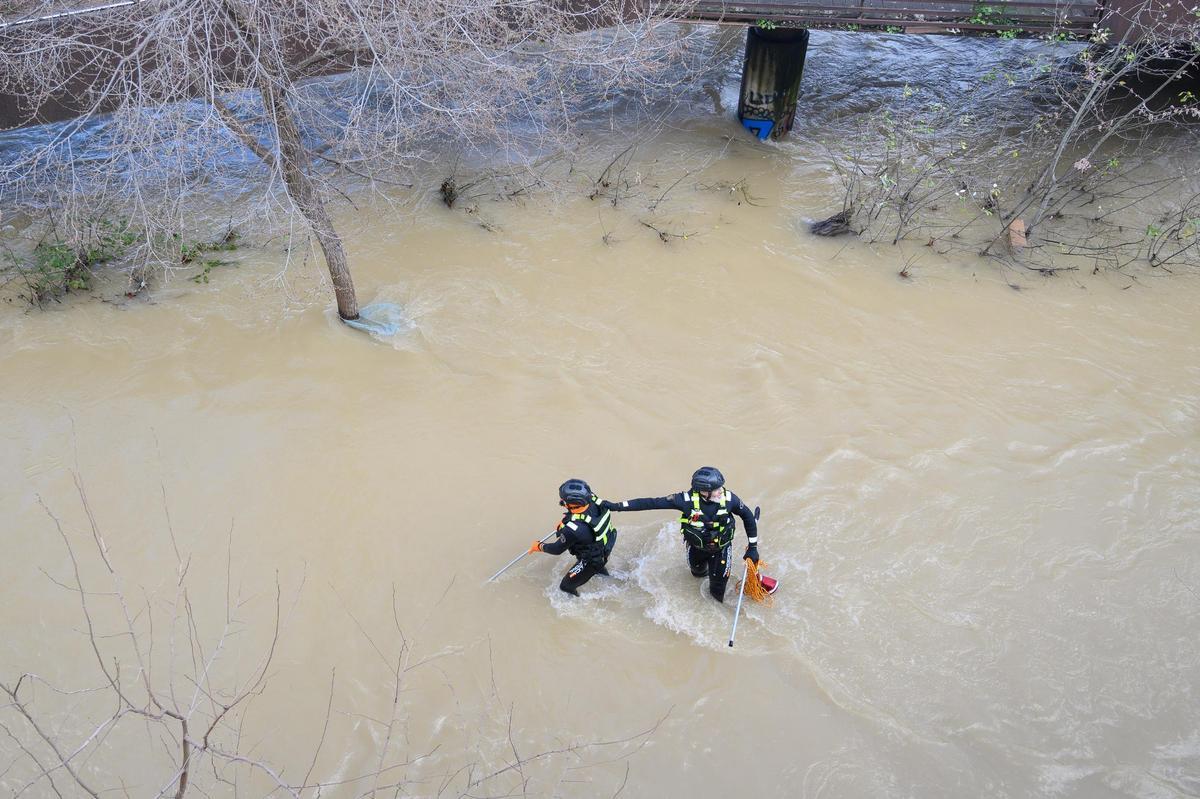 Dos buzos buscan al joven desaparecido.