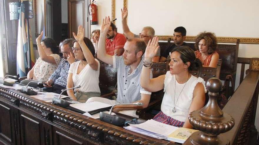 Una de las votaciones en el pleno municipal de Marín celebrado ayer. // Santos Álvarez