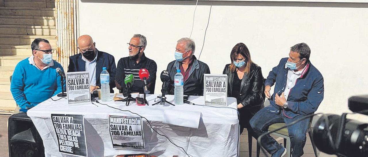 Representantes de la sociedad majorera que expresaron ayer su apoyo a los trabajadores de los hoteles de RIU.