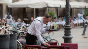 Camarero limpia una mesa.