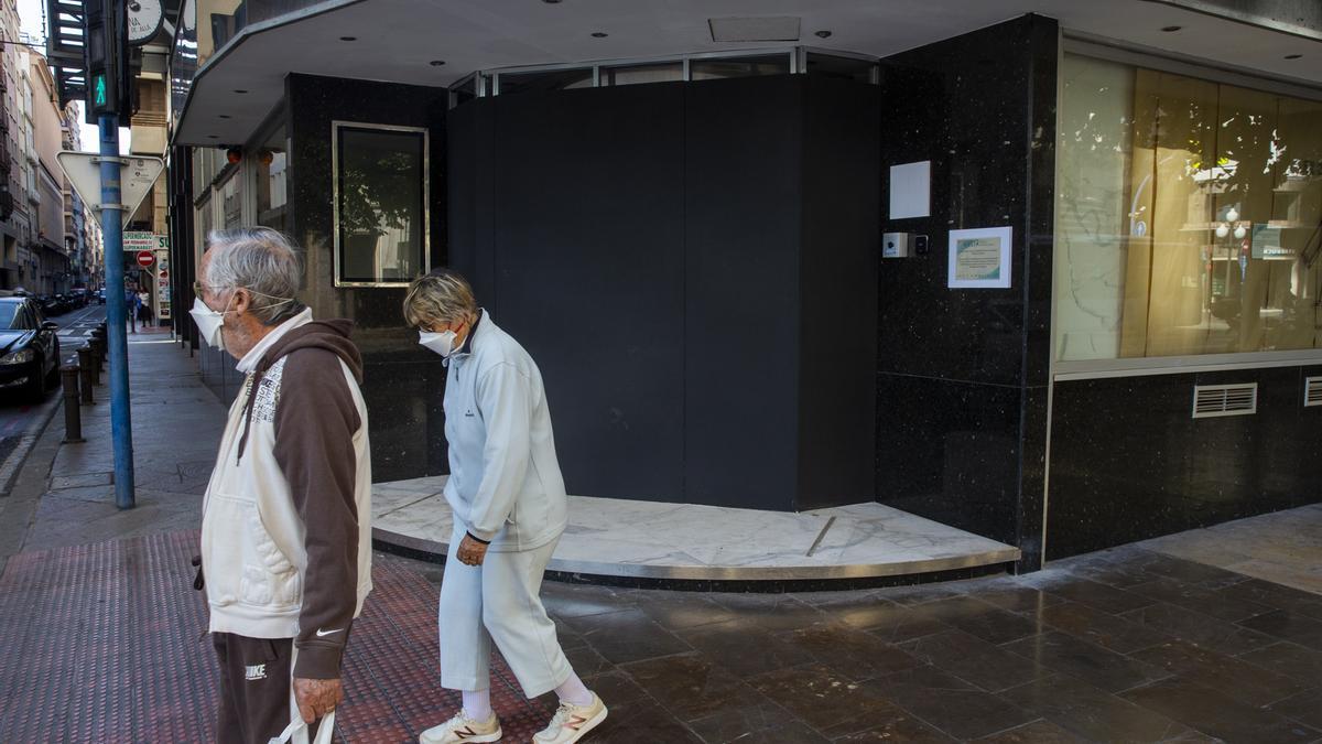 Una pareja pasa junto al hotel Gran Sol de Alicante, uno de los establecimientos cerrados temporalmente