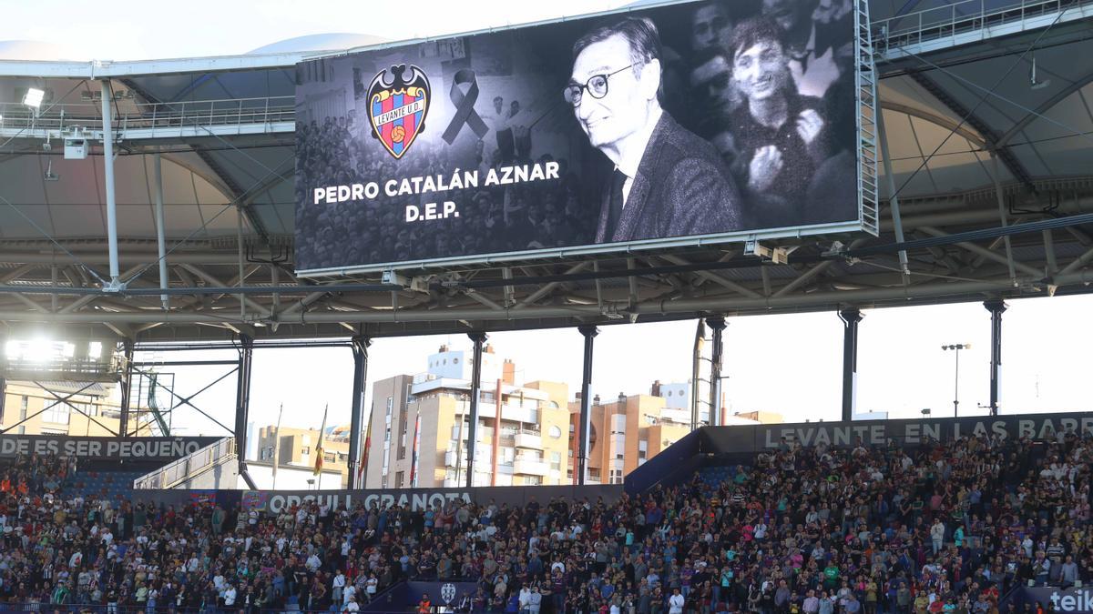 El marcador del Ciutat de València recuerda la figura de Pedro Catalán.