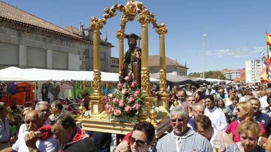 Fieles durante la procesión de la anterior edición. // Alba Villar