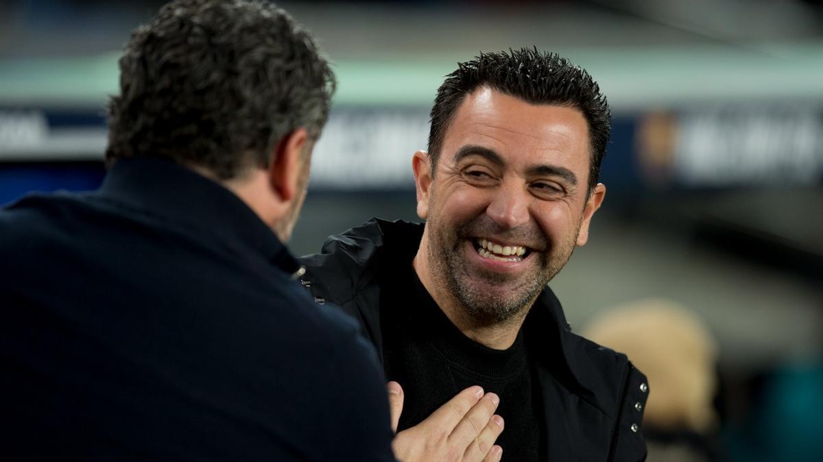 Sergio y Xavi se saludan antes de empezar el partido en el Camp Nou.