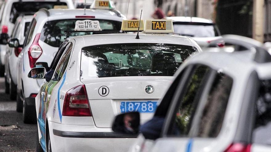 Los taxistas deciden hoy si trabaja a diario el 80 por ciento de las 580 licencias