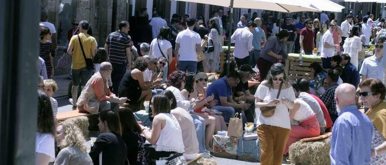 Las calles del centro urbano y los bares se llenaron durante muchas horas. // Bernabé/Cris M.V.