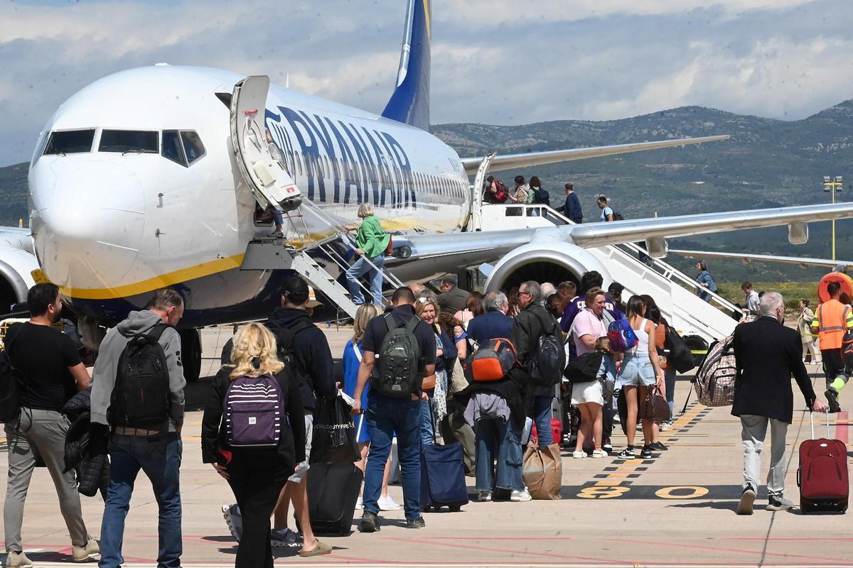 Pasajeros acceden a un avión de Ryanair en el aeropuerto de Castellón.