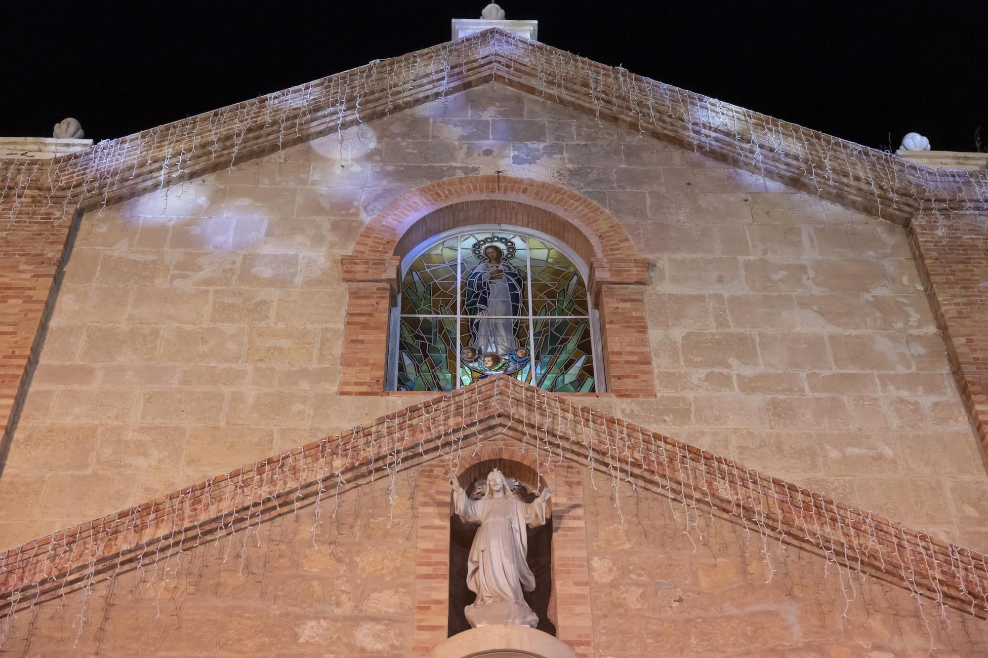 Fiesta multitudinaria de encendido de la iluminación de fiestas patronales y Navidad en Torrevieja