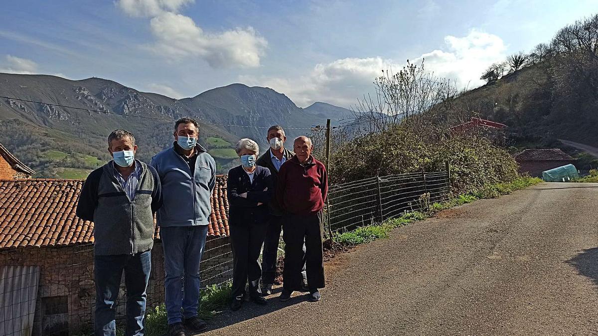 El presidente de la junta vecinal del monte de Villamarín, Juan José García; el secretario, Alejandro Patallo, y los miembros de la asociación de vecinos Rosalía Menéndez, Tomás Sergio García y Francisco Fernández, con el área forestal al fondo, en los límites del sur del concejo de Grado. | S. Arias