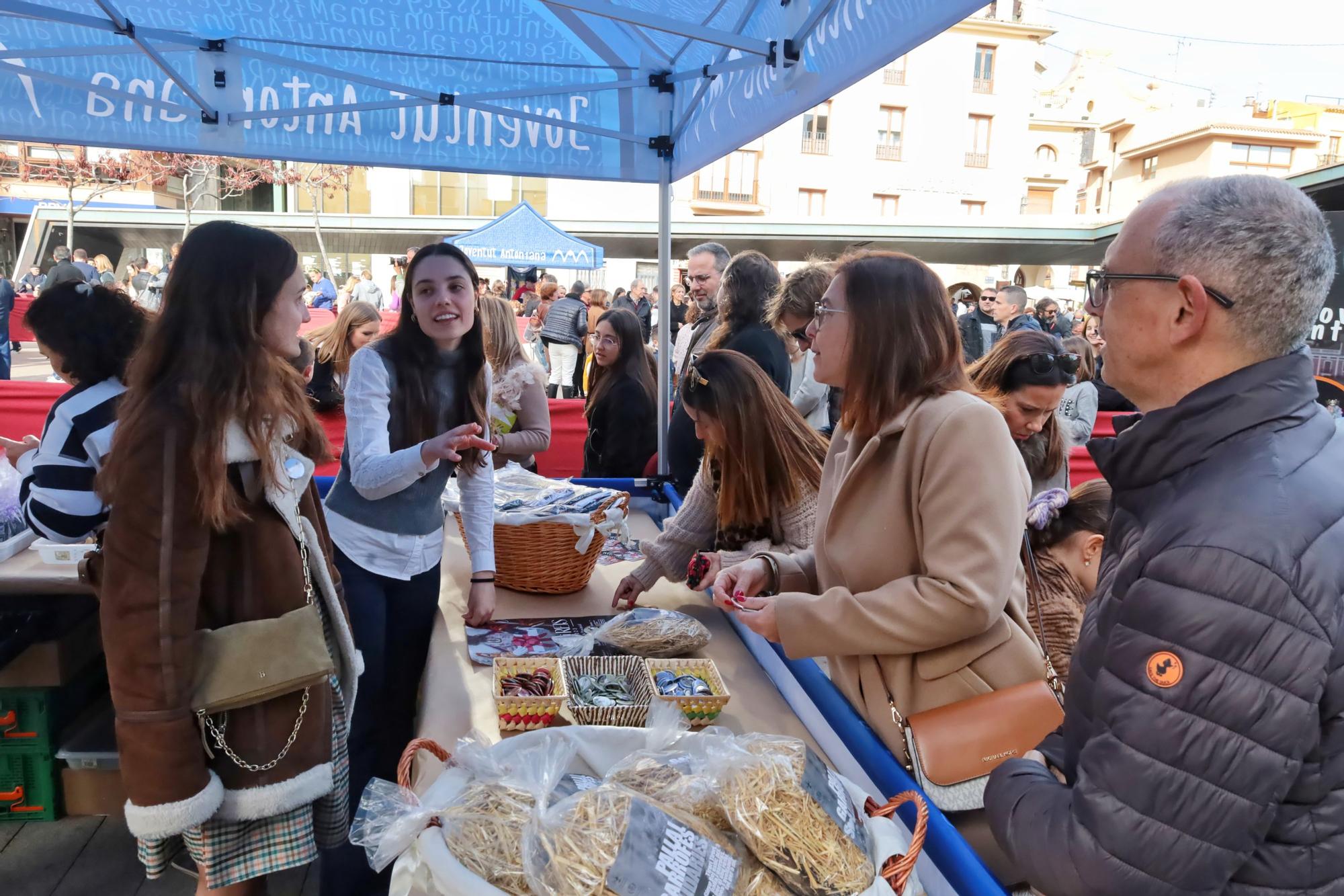 Multitudinaria entrega de las cartas de los niños de Vila-real a los pajes reales