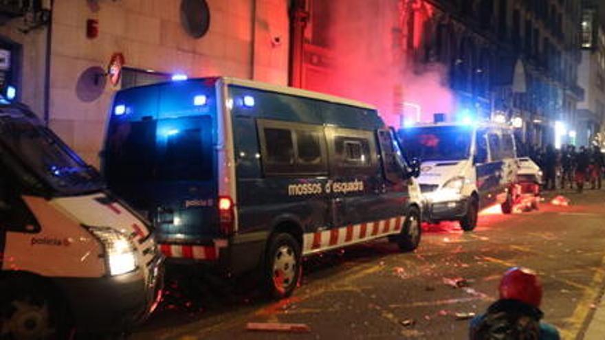 Les furgonetes dels Mossos d'Esquadra a la Rambla de Barcelona, on s'ha produït diversos aldarulls després de la manifestació d'aquest 27 de febrer