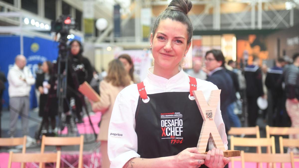Fátima Otero con el título de campeona de Galicia