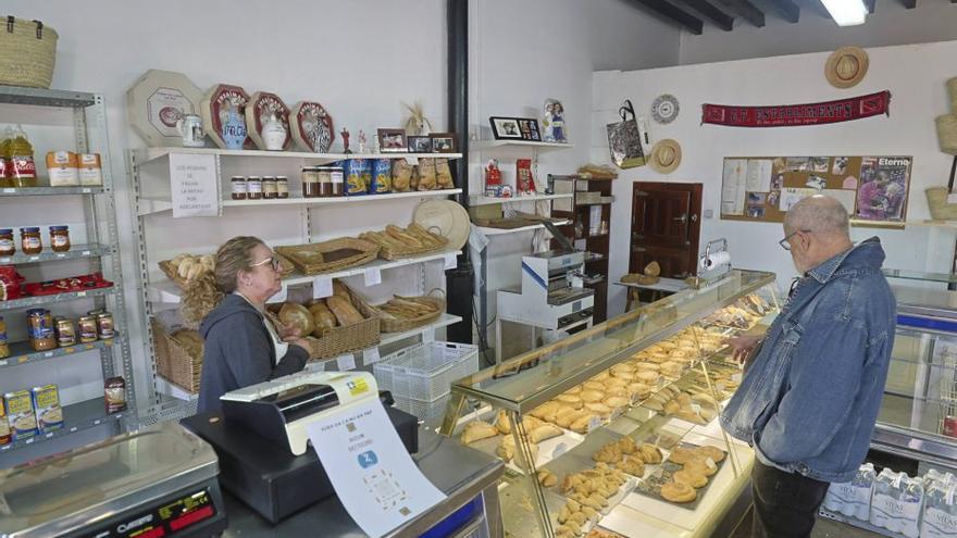 Un cliente compra en el Forn Ca l’Amo en Pep. | MANU MIELNIEZUK